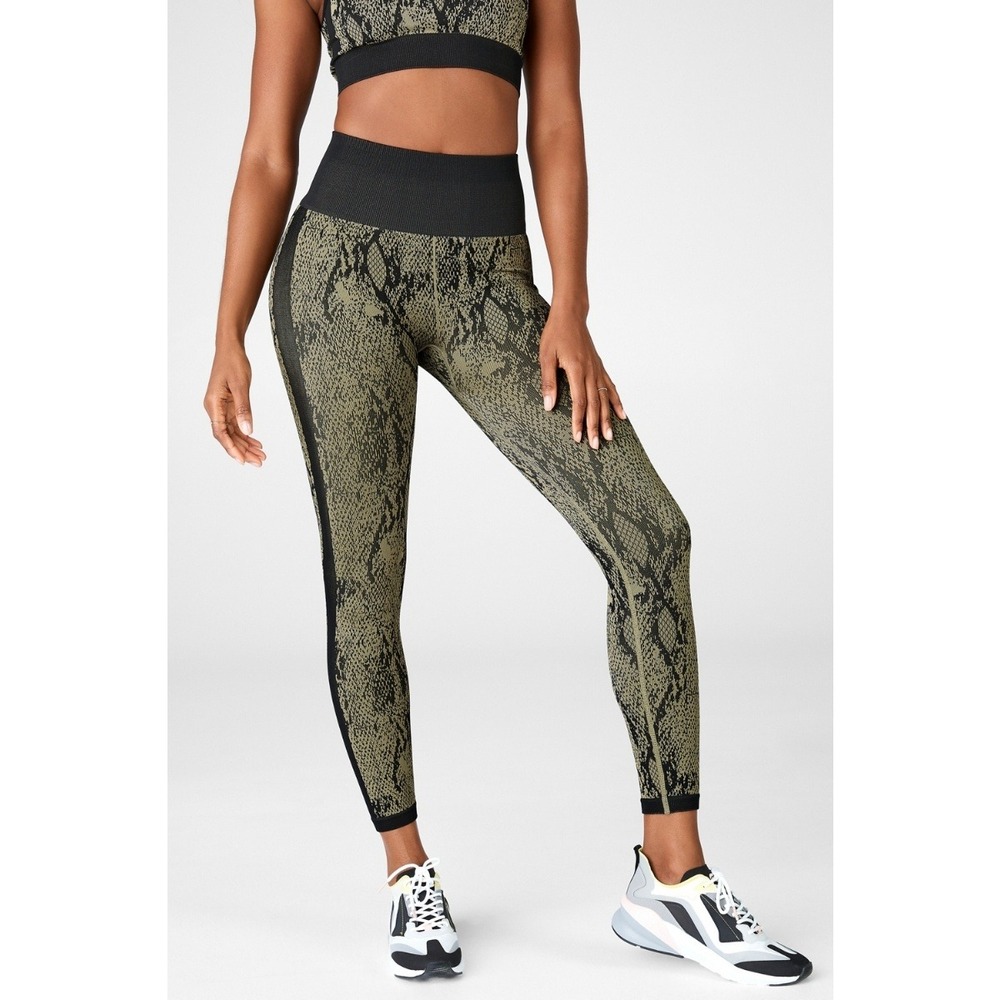 Fabletics Womens High Waisted Seamless Snakeskin 7/8 Leggings Size‎ Large Green